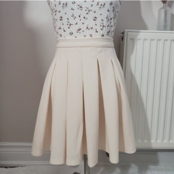 Highwaisted Pleated Skirt - Picture 4 of 14